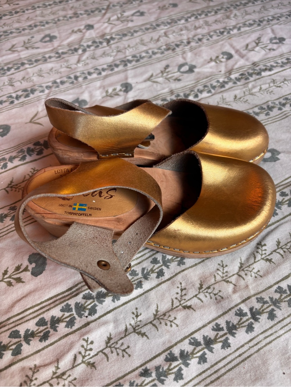 Lotta from Stockholm Girl’s Gold Leather Clogs